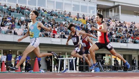 男子２００メートルで優勝した鵜沢飛羽（左端）、右端は２位の飯塚翔太＝静岡スタジアム（共同）