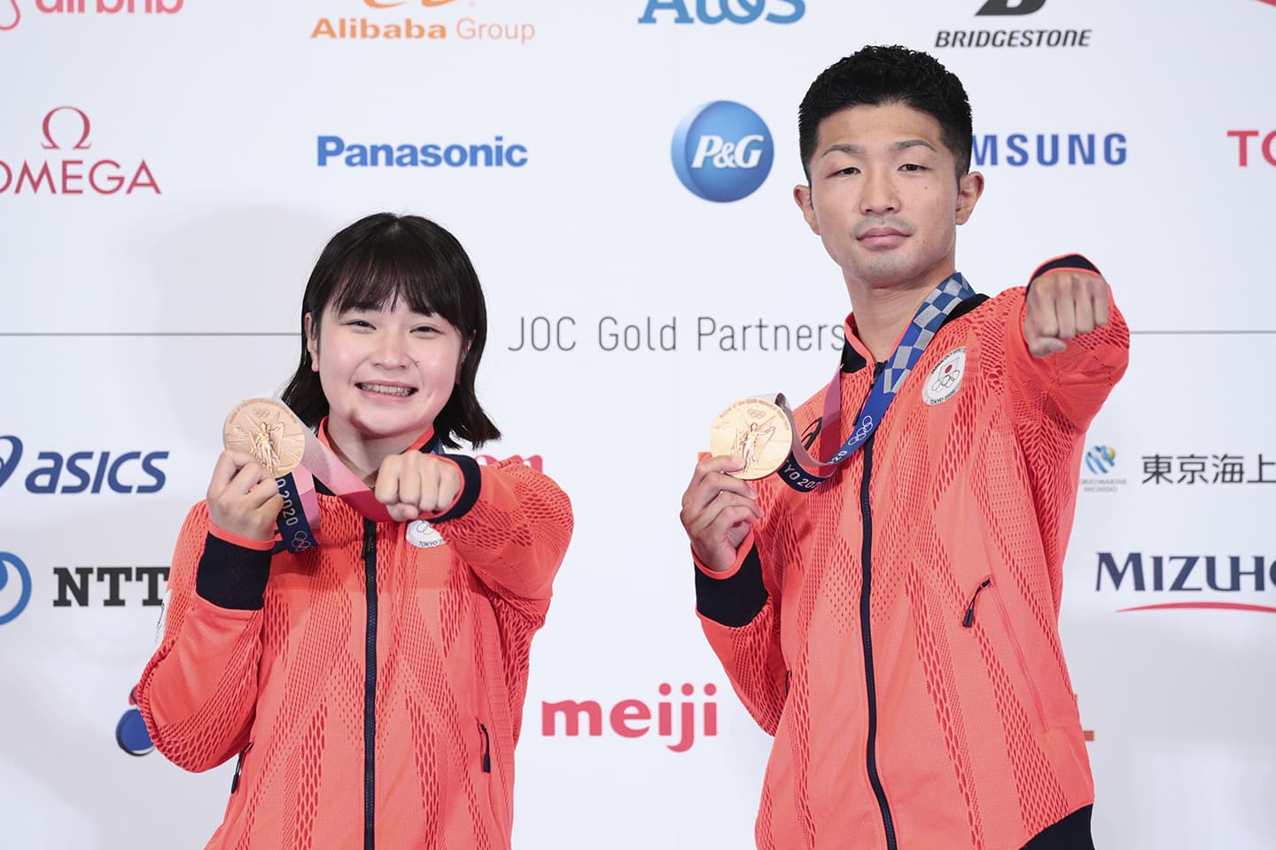 東京2020大会で銅メダルを獲得した女子フライ級の並木月海選手と男子フライ級の田中亮明選手