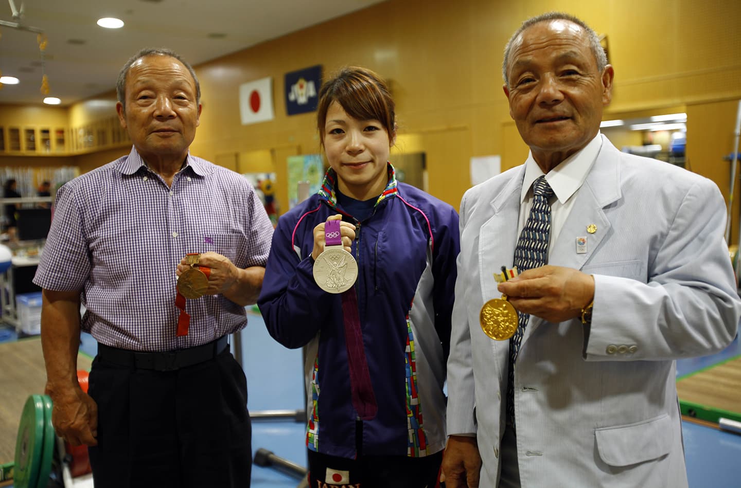 2つのメダルを獲得した三宅宏実選手と父の三宅義行さん、伯父の三宅義信さん