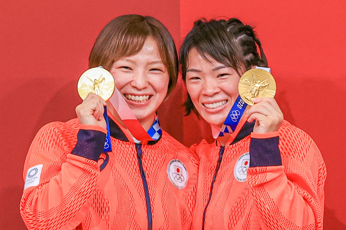 東京2020大会で金メダルを獲得した女子62kg級の川井友香子選手と女子57kg級の川井梨紗子選手