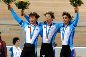 アテネオリンピックの自転車男子チームスプリントで、日本代表選手は銀メダルを獲得。彼らも小清水の指導を受けていた(写真提供:アフロスポーツ)。