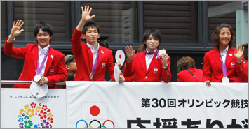 Kohei Uchimura (center)