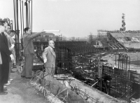 開催を翌年に控えた１９５７年、建設中の国立競技場を視察する松永東文部大臣