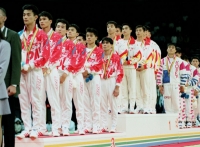 １９９４年広島大会の体操男子団体総合表彰式。優勝は中国、２位韓国、３位日本とアジアの勢力図を示す結果となった