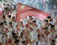 閉会式で国旗を掲げて行進する中国選手団。大会終了後に大量のドーピング違反が明らかになった