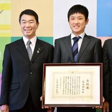 卓球の張本選手に宮城が特別表彰 「東京五輪では金メダルを」