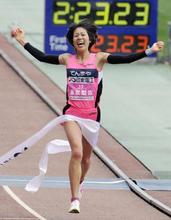 大阪国際女子マラソン、重友梨佐が初優勝