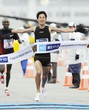 東京マラソン、藤原新が日本選手トップ　３万５千人超が参加