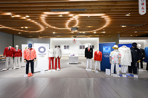 日本オリンピックミュージアム企画展「オリンピックを彩るオフィシャルウェアの軌跡」の後期展示が開催中