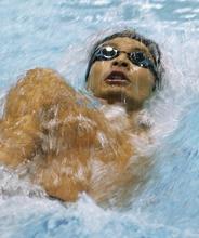 背泳ぎの入江、全体１位で準決へ 競泳日本選手権第２日