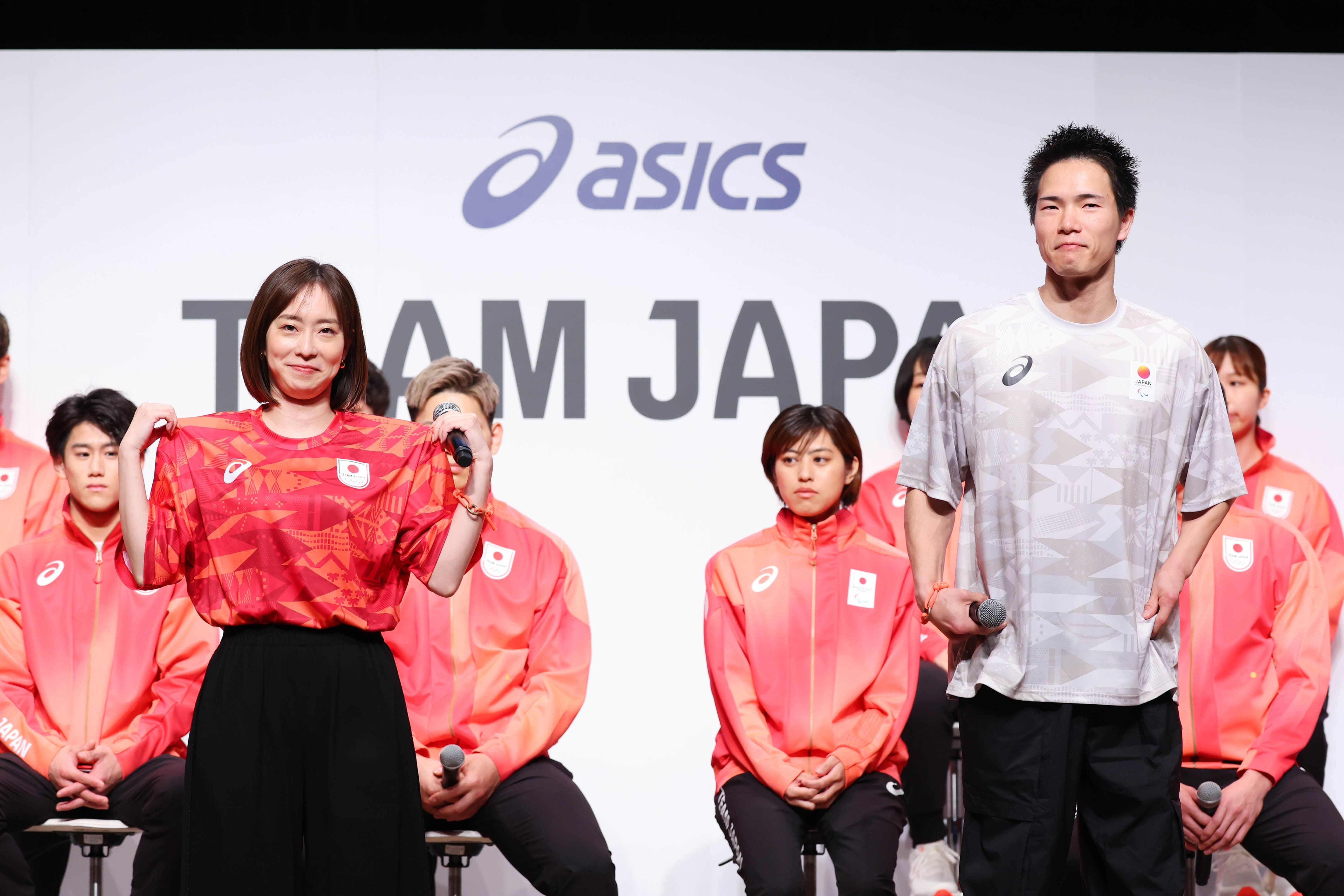 アシックス応援パートナーである石川佳純さん（左）と鳥海連志選手（写真：アフロスポーツ）
