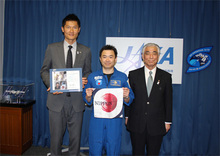 宇宙飛行から無事帰還!!　ロンドン日本代表選手団のポケットチーフ返還