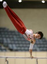 体操、史上初Ｖ７狙う内村が首位 全日本選手権第１日