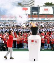 東京五輪開会式を再現イベント １９６４人が入場行進