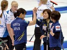 カーリング女子、日本４連勝 世界選手権、首位に並ぶ