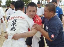 柔道の五輪代表候補らが沖縄相撲 合宿で体験