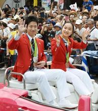 卓球の水谷、伊藤選手がパレード 五輪メダル胸に地元静岡で