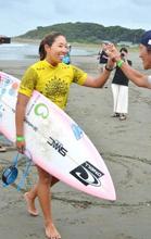 サーフィン女子、川合がベスト８ 世界ジュニア選手権
