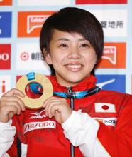 世界体操、女子床金の村上が帰国 「メダルを実感」と笑顔