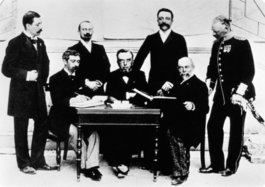 1896年のIOC委員。一番右で立っているのがクーベルタン。