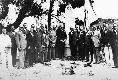 1934年6月23日、オリンピアにおけるIOC総会（アテネ）閉会後、オリンピック再興40年記念碑の前での記念撮影。向かって碑の左・会長バイエ・ラツール伯、次の前列・ギリシャ代表ボラナチ氏、次は嘉納治五郎、次はオランダ代表。