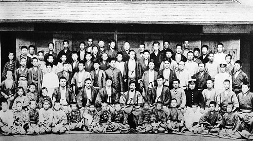 上二番町時代、門人と嘉納塾生たち（1885年ごろ）。中央嘉納治五郎を囲んで富田常次郎、西郷四郎、山下義昭、湯浅竹次郎等の顔が見える。