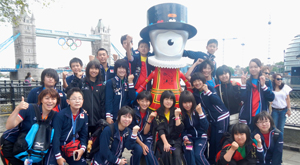 Commemorative photo taking with the official mascot Wenlock