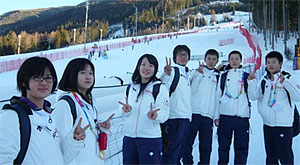 Watching scenes of competition (alpine skiing)