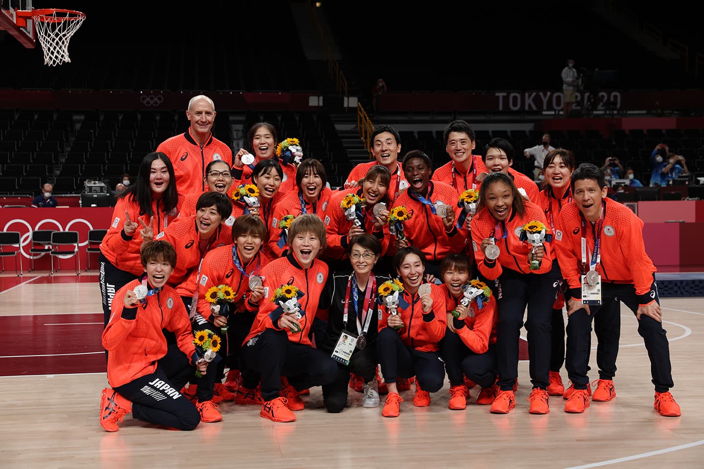 東京2020大会で銀メダルを獲得したバスケットボール女子チーム