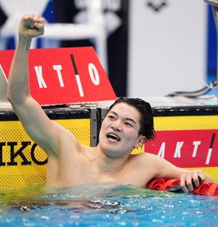 男子４００メートル個人メドレー　優勝しガッツポーズする松下知之。パリ五輪代表に決まった＝東京アクアティクスセンター（共同）