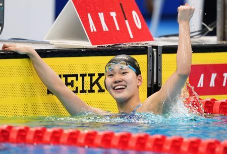 女子１００メートルバタフライ決勝　優勝しガッツポーズする平井瑞希。パリ五輪代表に決まった＝東京アクアティクスセンター（共同）