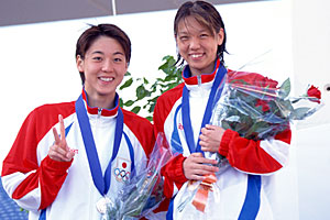 1999年スペインで行われた第20回ユニバーシアードの背泳ぎ200mで金メダルを獲得した中尾選手（右）と銀メダルの萩原選手。（写真提供：アフロスポーツ）