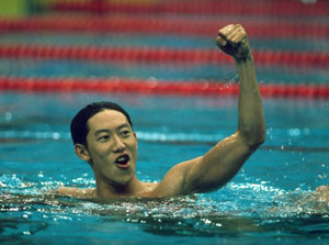 1988年のソウルオリンピック 100m背泳ぎで金メダルが決定した瞬間、ガッツポーズをとる鈴木大地選手。（写真提供：アフロスポーツ）