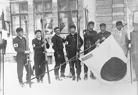 1928年、スイスのサンモリッツで開催された第2回冬季オリンピック競技大会に参加した日本代表選手団。Photo:AFLO