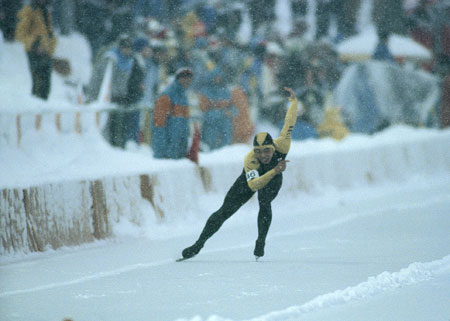北沢欣浩選手は1984（昭和59）年に開催されたサラエボ（ユーゴスラビア）冬季大会のスピードスケート男子500ｍで銀メダルを獲得。Photo:アフロスポーツ