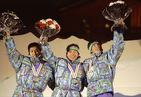 1992（平成4）年のアルベールビル冬季大会ノルディック複合の団体で金メダルを獲得。（写真左より三ケ田礼一選手、荻原健司選手、河野孝典選手）。Photo:Getty Images/AFLO