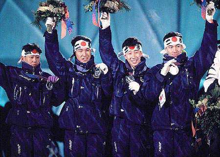 1994（平成6）年に実施された第17回リレハンメル（ノルウェー）冬季大会でジャンプ・ラージヒル団体で銀メダルを獲得した日本チーム写真左より岡部孝信選手、 葛西紀明選手、原田雅彦選手、西片仁也選手。Photo:アフロスポーツ 