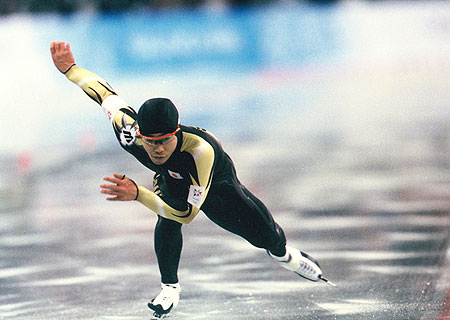 清水宏保選手は1998（平成10）年の長野冬季大会のスピードスケート金メダリストの栄冠をつかんだ。Photo:アフロスポーツ 