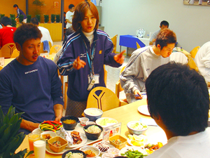 JISSのレストランで、バスケットボールの選手へ食事指導（写真提供：小清水孝子）。