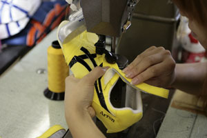 ミシンを使っての縫製作業は専門のスタッフが担当。