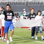 (財)日本体育協会旗を先頭に、オリンピアンが続々と登場！