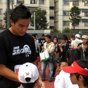 松田丈志さん（水泳・競泳／アテネ、北京オリンピック出場 銅メダル）にサインを求める子どもたち。ゴール後はオリンピアンとたくさんふれあいました。