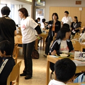 25組50名の親子が、いつも選手達が食事をしている食堂で、アスリート食を体験しました。