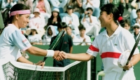 広島大会の女子シングルスで優勝し、沢松奈生子（右）と握手する伊達公子