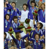 金メダルを胸に喜ぶ日本イレブン。広州大会が初のアジア大会制覇だった