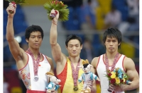 ドーハ大会の男子個人総合は中国の楊威が優勝、２位が水鳥寿思、３位は冨田洋之だった