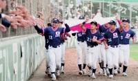 野球が正式採用された広島大会で金メダルを獲得し、場内を１周する日本代表