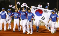 プロ主体の最強チームで広州大会を制した韓国ナイン（ロイター＝共同）