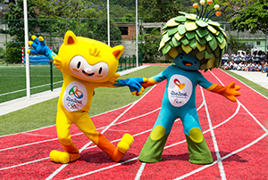 オリンピックマスコットの「ヴィニシウス」（左）とパラリンピックマスコットの「トム」（右）（写真：AP/アフロ）