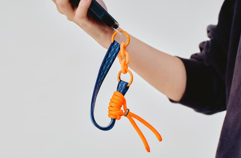 スマホストラップをスマートフォンにつけた画像